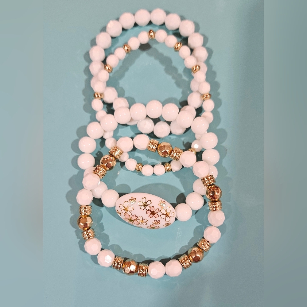 Nordstrom‎ White and Gold Beaded Bracelet Set with Floral Charm 🌺 NWOT